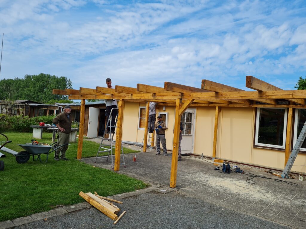 Feldhausüberdachung unsere fleißigen Gartenfreunde aus dem Gärten 3; 26; 52; 70; 74 bei der Arbeit